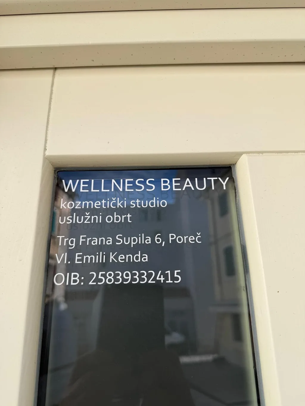 Natpis Wellness Beauty na izlogu studija u Porecu