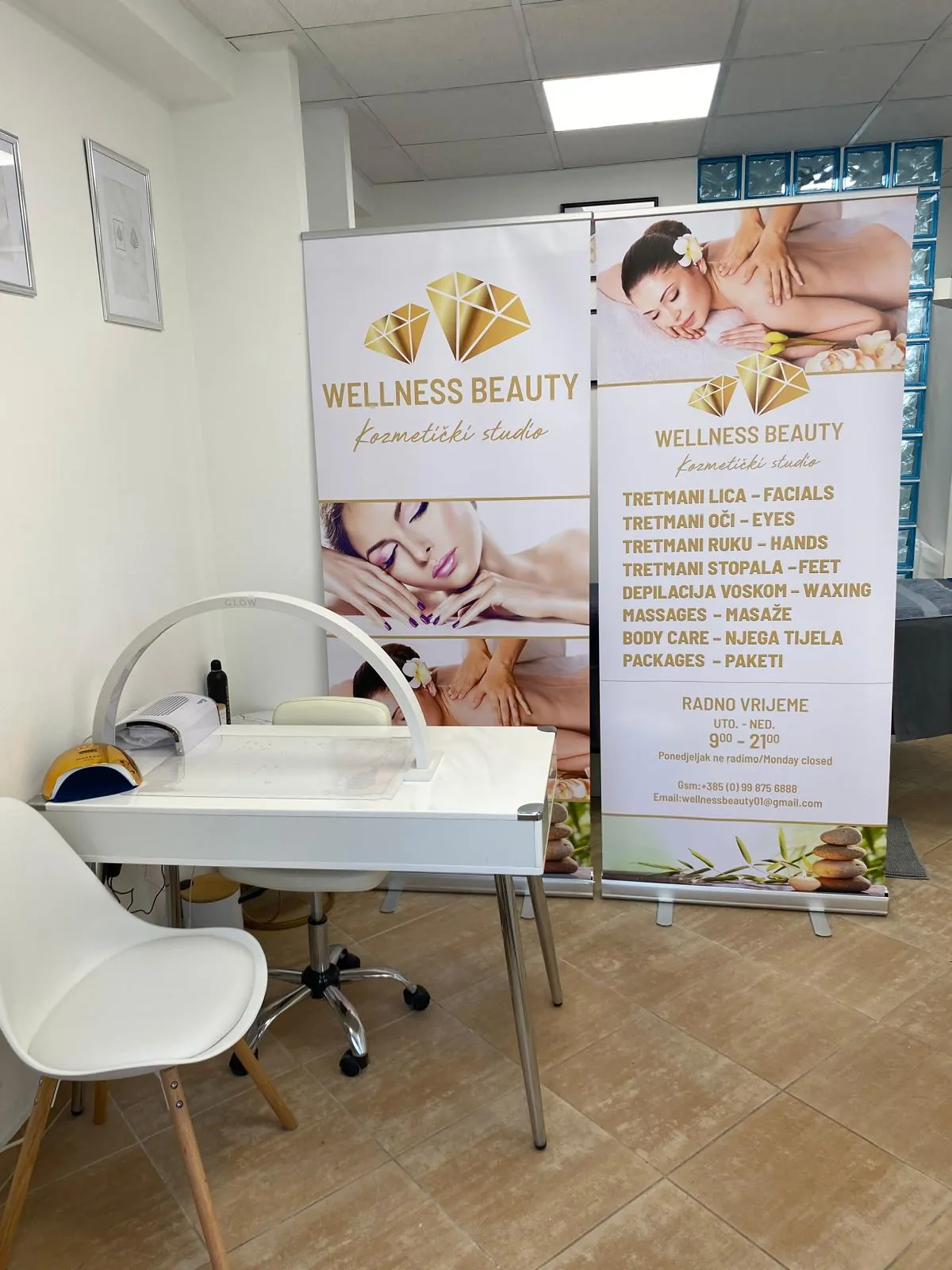 Studioeingabe mit Roll-Up-Bannern und Manikuer-Empfangstisch