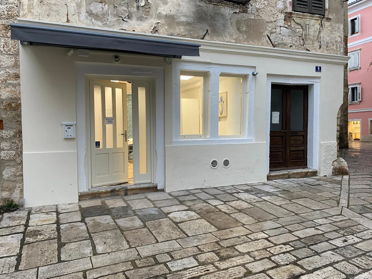 Fassade des Wellness Beauty Studios in der Altstadt von Porec