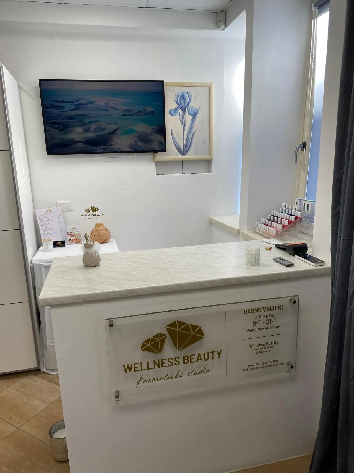 Empfang Wellness Beauty Studio mit Marmortheke und Logo Emili Kenda