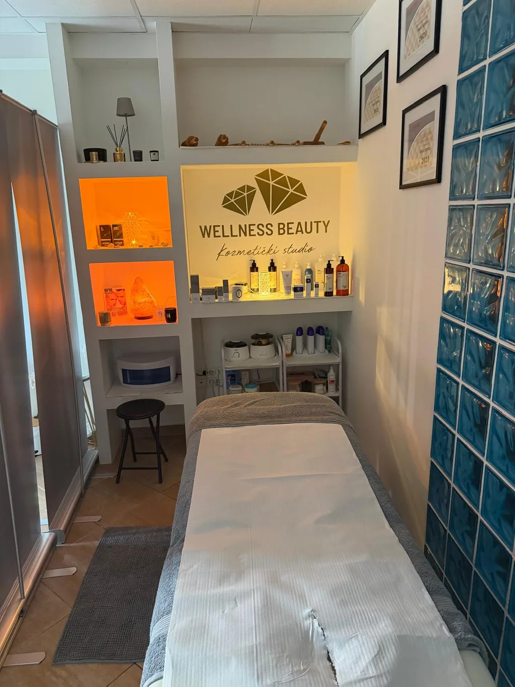 Prostor za tretmane s logotipom Wellness Beauty
